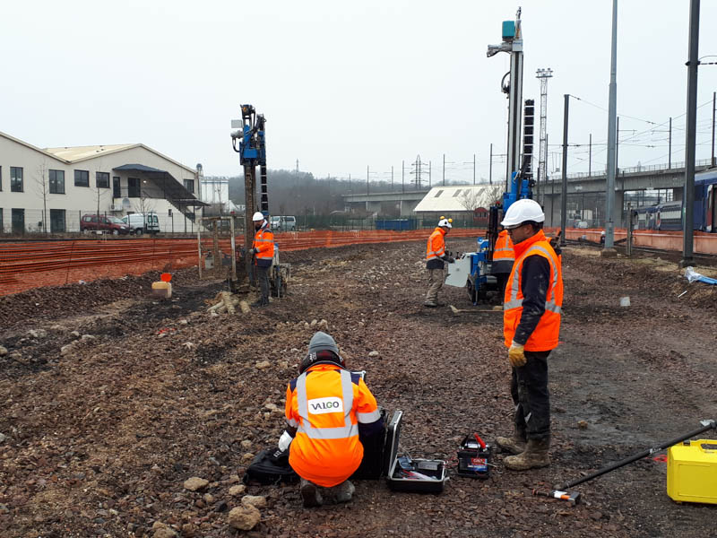 Agents Valgo en cours sur un chantier de diagnostic pyrothechnique à Corbeil Essonne à proximité de voies ferrées 