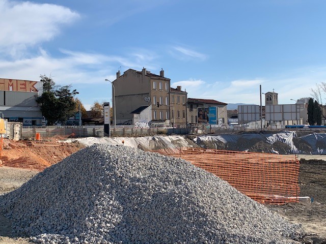 Chantier Valgo de dépollution des Fabriques à Marseille: phase de remblaiement